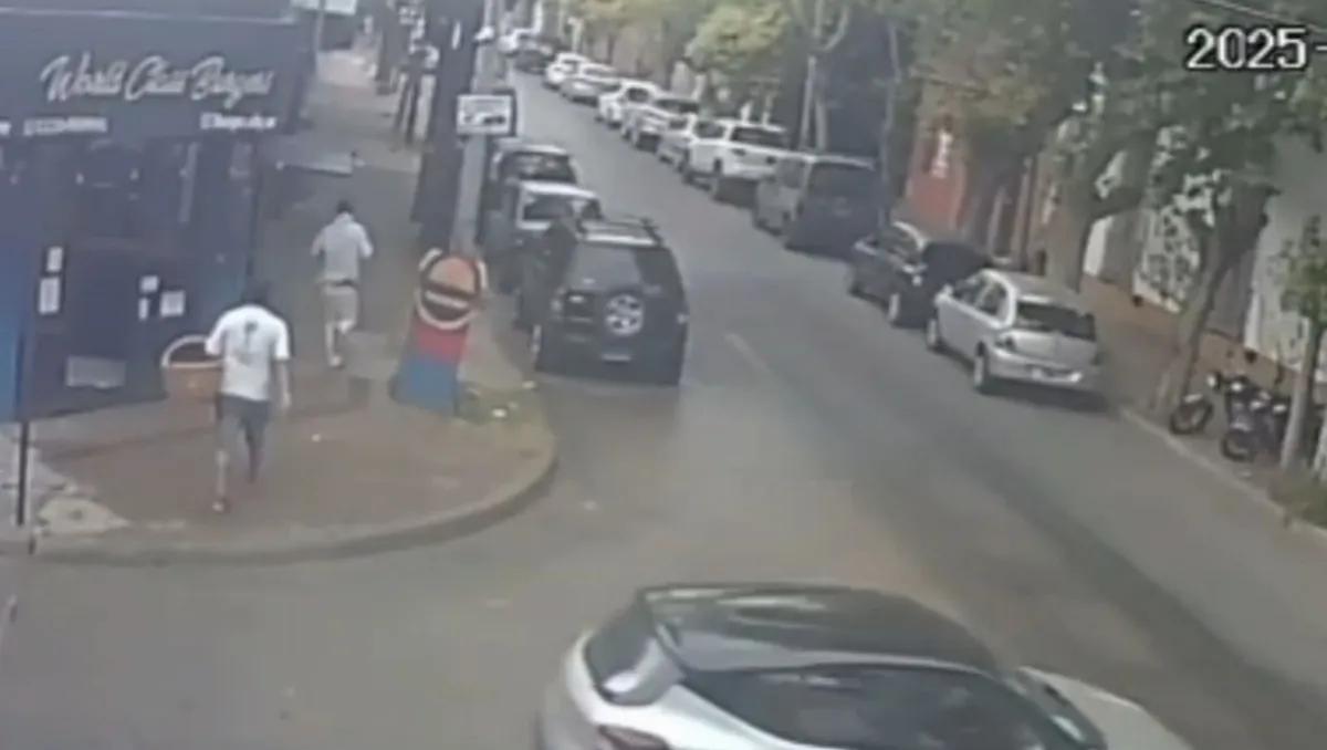 Un detenido escapó de la policía, robó un auto, causó múltiples choques y fue recapturado