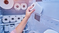 Colocar un rollo de papel higiénico en la heladera: cuáles son los beneficios