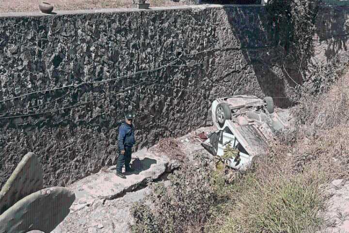 Auto cae a barranca en Cuautepec ¿Hay heridos?