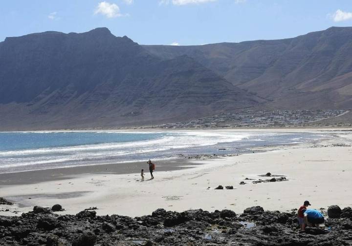 Muere un bañista y desaparece otro en una playa de Lanzarote