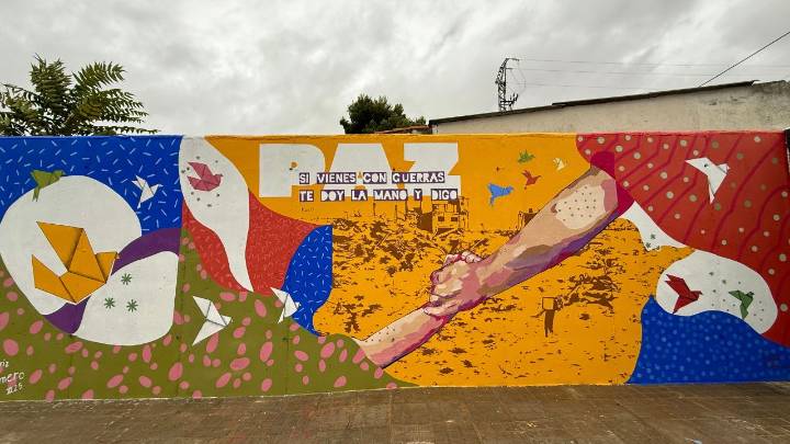 Villacañas inaugura un mural contra la aporofobia en una acción de sensibilización: "Si vienes con guerras te doy la mano y digo paz"