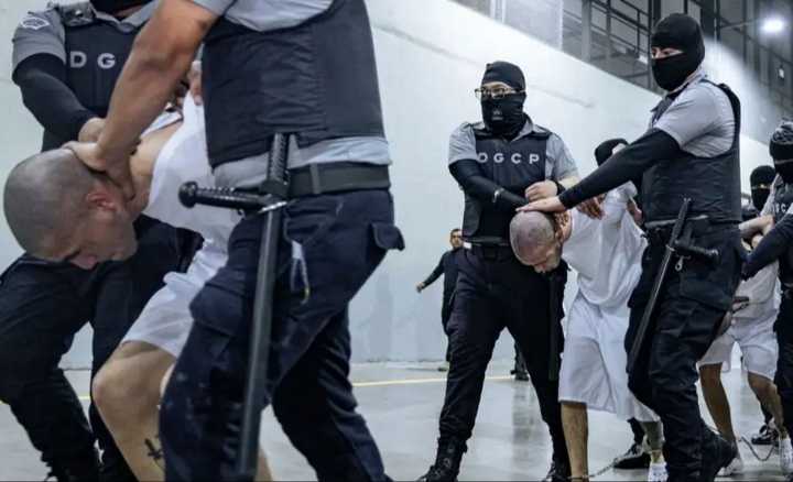 Denuncian tortura de venezolanos en El Salvador