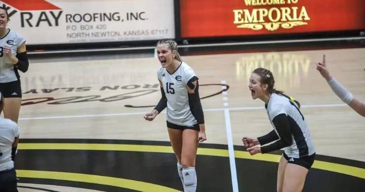 Hornet Volleyball Finishes Season Splitting Last Homestand