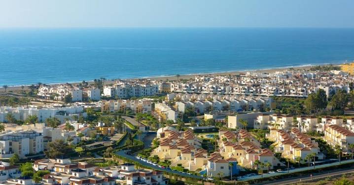 El agresor que mutiló de un mordisco el dedo de un guardia civil se atrinchera en un apartahotel de Vera Playa