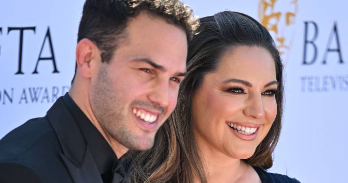 Kelly Brook's model husband Jeremy Parisi hits back at trolls attacking her curves