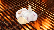 Por qué hay que frotar un ajo en la parrilla: un truco casero impresionante