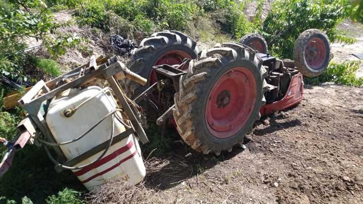 Muere un hombre tras volcar el tractor que manejaba y quedar atrapado debajo