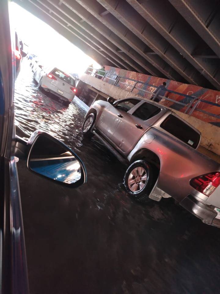 Reportan acumulación de agua en el paso a desnivel de Manuel José Othón