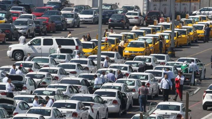 Permisionarios del AICM niegan acuerdo con el gobierno para que taxis de app operen en aeropuertos
