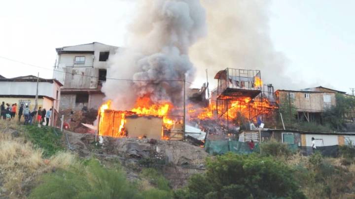 Incendio afecta a campamento Nueva Esperanza de Cerrillos: Varias casas han sido consumidas por el fuego