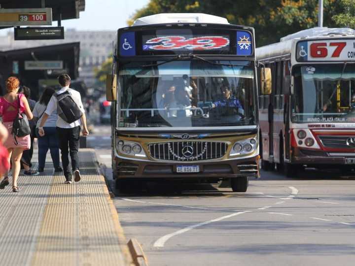 Kicillof aumenta 15% los colectivos para evitar un paro y las empresas le piden más plata a Milei