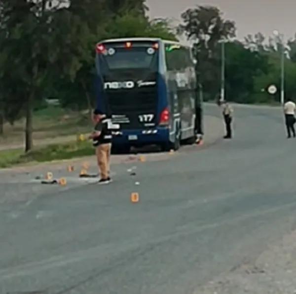 Motociclista murió tras ser embestido por un colectivo en Apolinario Saravia