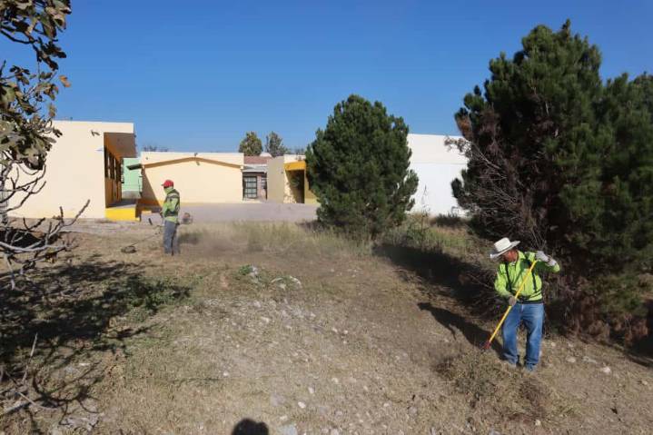 Realizan labores de limpieza profunda y deshierbe en la Casa de los Niños de Saltillo
