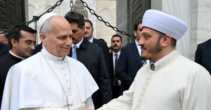 Pope Leo surprises Vatican officials during historic visit to Istanbul's Muslim Blue Mosque