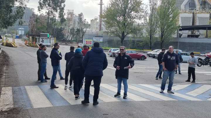 A primeira xornada de folga en ENCE paraliza a factoría de Pontevedra