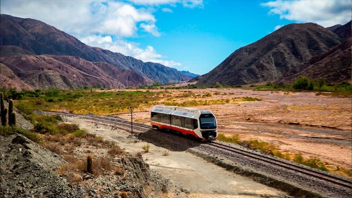 Es el tren más moderno de la Argentina y recorre lugares turísticos con registros ancestrales