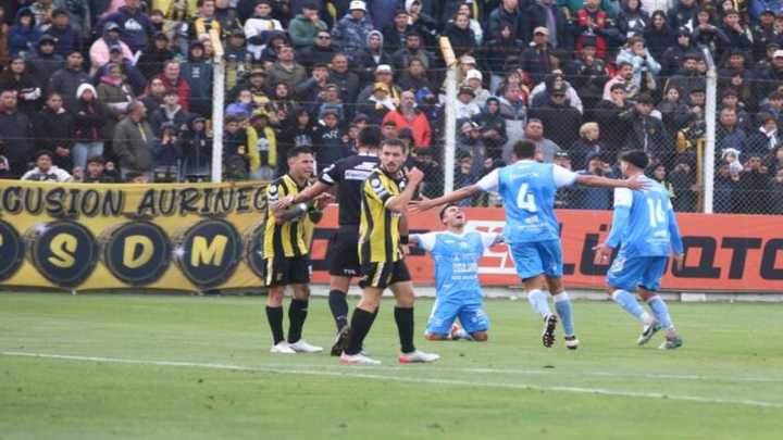 Estudiantes de Río Cuarto vuelve a Primera tras ganarle el Reducido a Deportivo Madryn