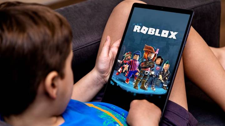 Bloquearon el acceso a Roblox en todas las escuelas de la Ciudad tras una denuncia por grooming