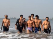Akshay Kumar, Tiger Shroff flaunt picture-perfect abs at Juhu Beach