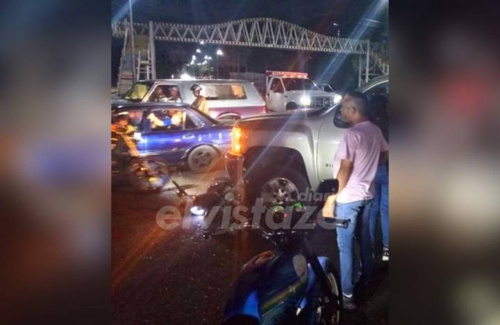 Silverado y moto colisionan en el semáforo del hospital dejando dos lesionados