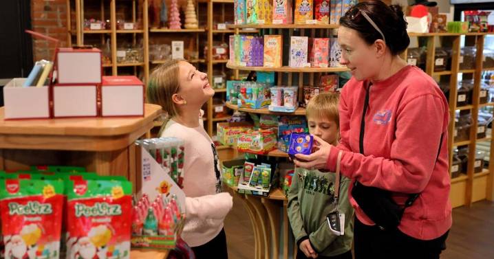 Illinois shop puts on big 'golden ticket' chocolate bar hunt