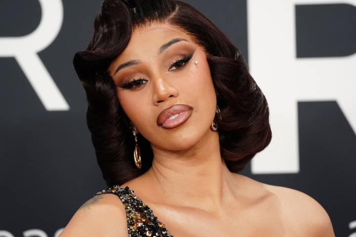 Cardi B confiesa que lleva tres meses sin lavarse el cabello: “Probablemente tengo huevos de cucaracha”