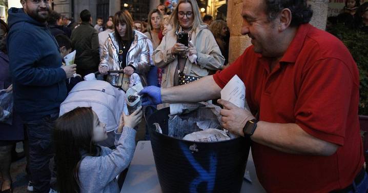 Galería | Cabezudos, castañas y bollo con chorizo para disfrutar del magosto tradicional en Ourense