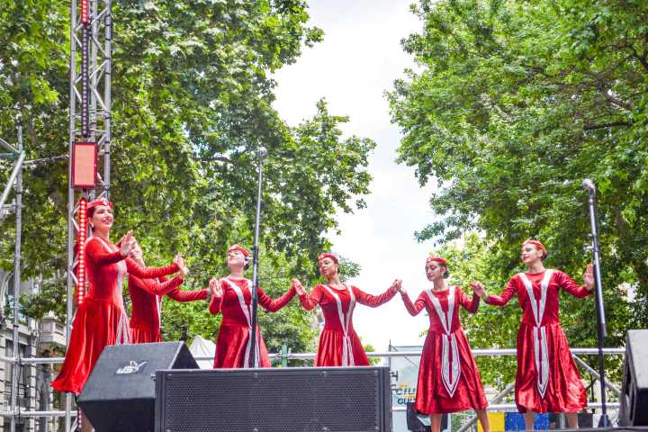 El conjunto de danzas Nairí de HOM se presentó en el BA Celebra las Colectividades