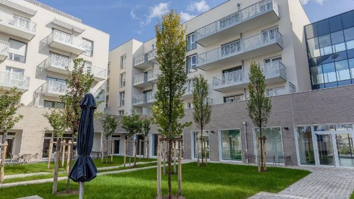 Azora entra en Francia con la compra de 1.850 apartamentos para personas mayores