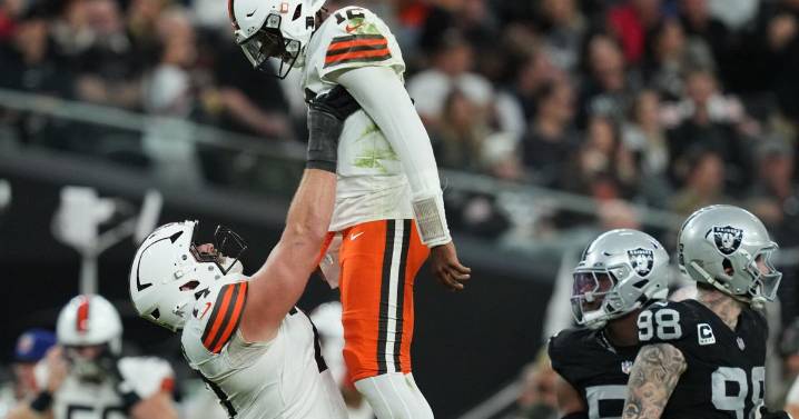 Shedeur Sanders makes some big plays and Browns' defense does the rest as rookie wins 1st NFL start