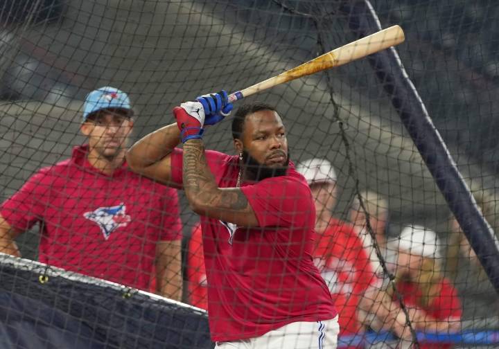 Vladimir Guerrero Jr. wears Marie-Philip Poulin Team Canada jersey ahead of World Series Game 7