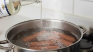 Pocos lo saben: para qué sirve agregarle vinagre al agua de cocción de las salchichas