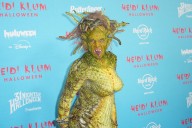 Heidi Klum se disfraza de repulsiva medusa para su fiesta de Halloween 2025