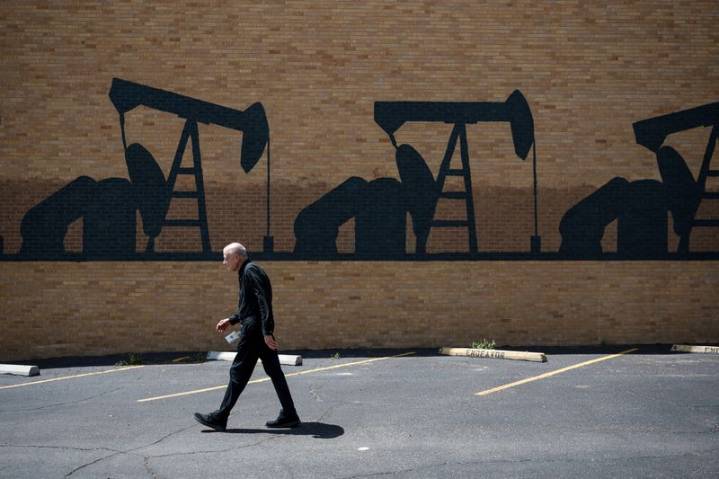 Shale rigs idle, layoffs rise as $60 oil tests resilience of Permian