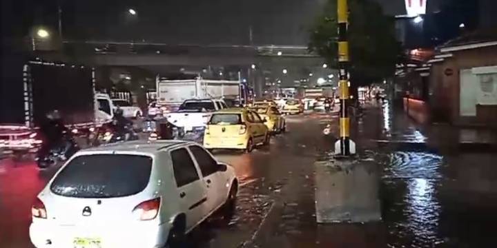 Lluvias en Bogotá generan caos en el retorno de cientos de ciudadanos a sus hogares: TransMilenio anunció retrasos en sus servicios