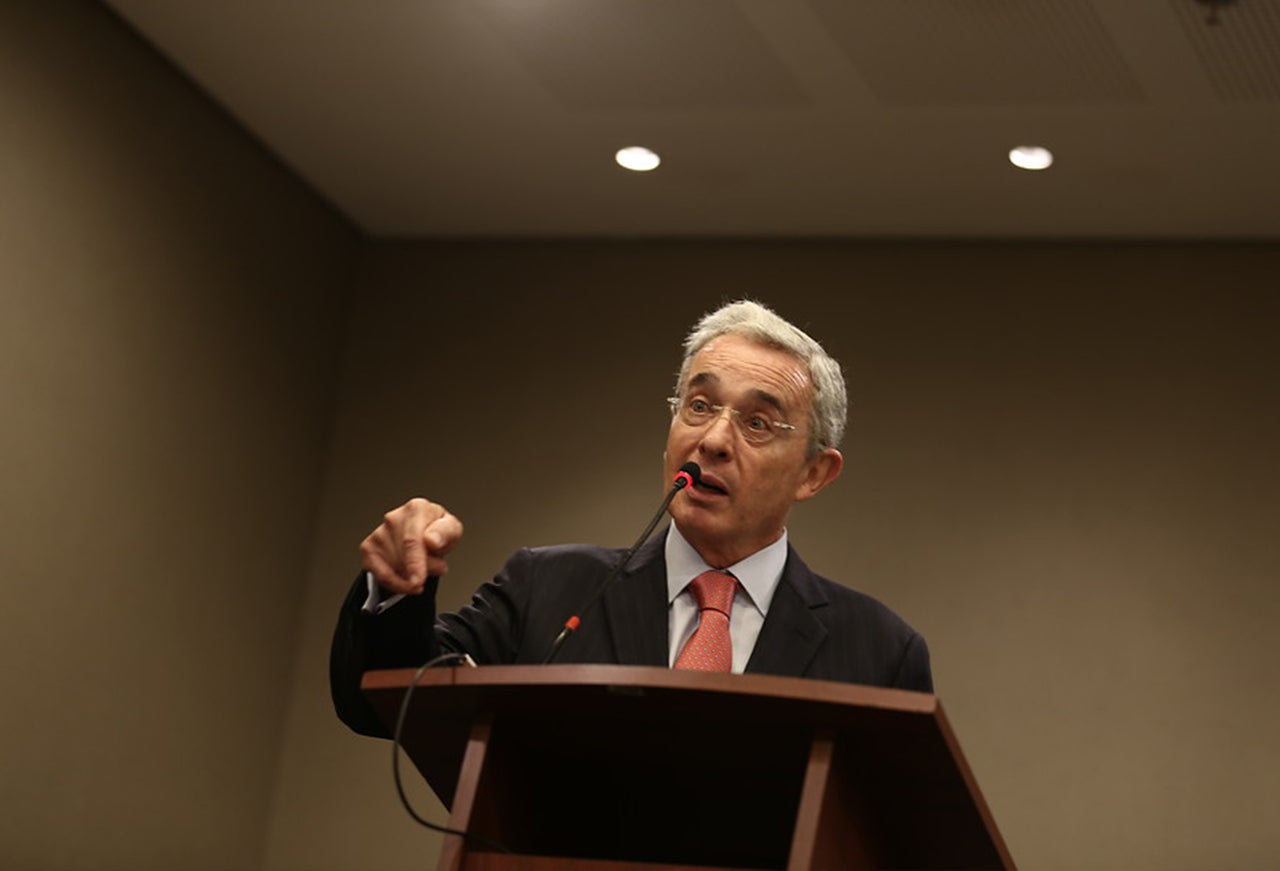 “Hay que respetar la justicia y pedirle ayuda a Dios”: Álvaro Uribe tras condena contra su hermano