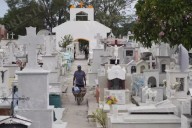 Entre tumbas y silencios: Víctor, el último sepulturero de Campeche que no teme a la muerte