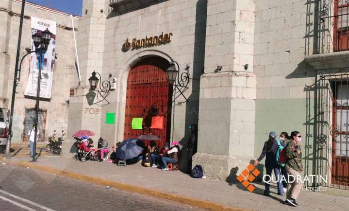 Denuncian descuentos indebidos de Santander a personal de la Sección 22