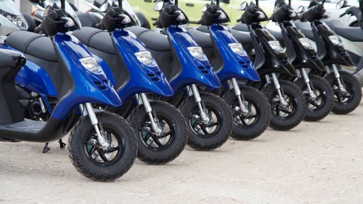 Rs 69,000 in coins to buy scooter! Bengal Chaiwala fulfills daughter's dream with four