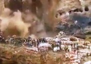 Varias decenas de mineros mueren al colapsar un puente improvisado en una mina del sur del Congo (+Video)