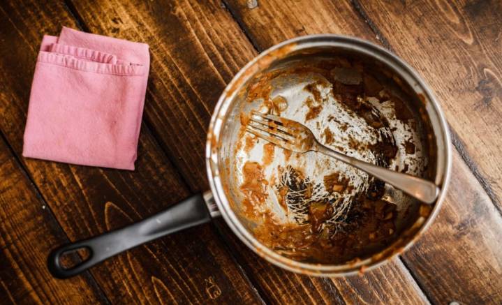 Un experto explica la razón por la que no debería guardar la comida directamente en la olla
