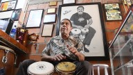La salsa caleña tiene su luthier: la historia Héctor Rocha ‘El Piernas’ y sus famosos instrumentos de percusión