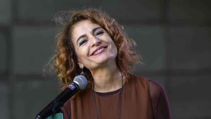 Montero acusa a Feijóo de ser “incapaz” de fijar una posición común del PP en la financiación