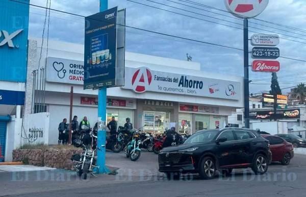 Comienzan a llegar participantes del desfile al punto de encuentro