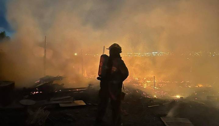 Incendio consume vivienda en Sabinas; adulto mayor pierde todas sus pertenencias