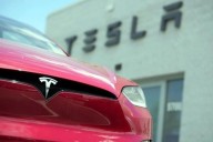 Insinúa Musk que Tesla prepara un auto volador