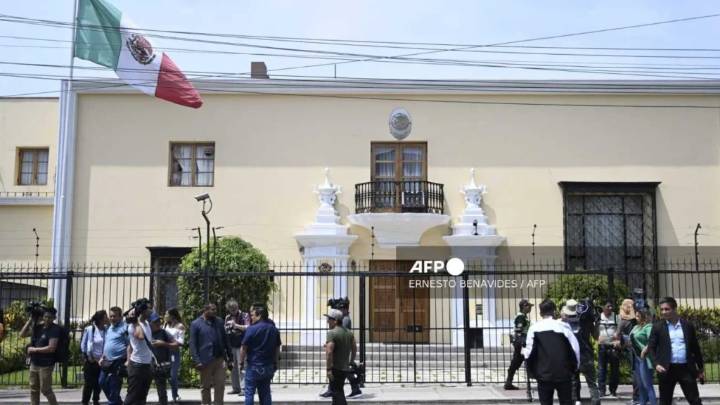 Tras rompimiento de relaciones, policía de Perú rodea Embajada de México
