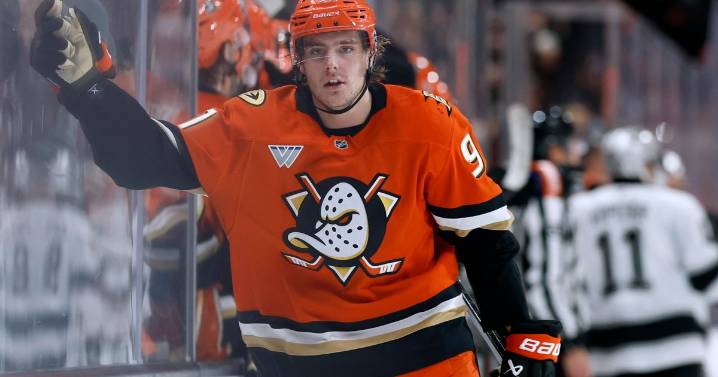 Carlsson scores late in regulation, Ducks rally for 5