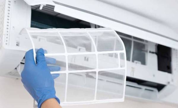 El secreto de los técnicos para limpiar el aire acondicionado