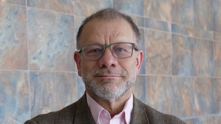 La historia de Ariel Alarcón: el psiquiatra que sobrevivió a la tragedia de Armero y hoy ayuda en la sanación de traumas